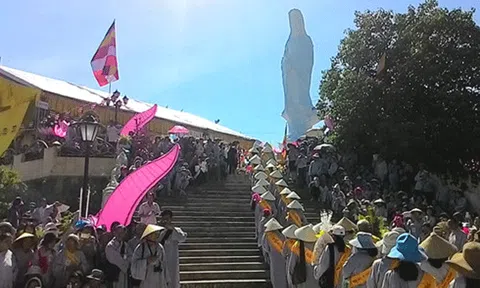 Hàng vạn người dân và du khách tham dự Lễ hội Quán Thế Âm