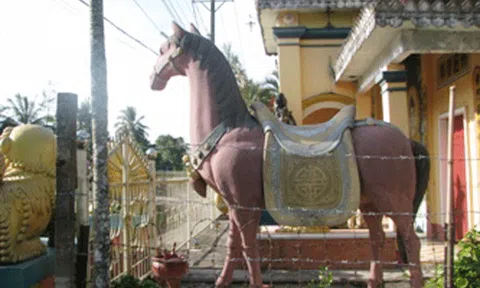 Câu chuyện lạ về ngôi chùa có duy nhất một vị sư và tượng chú ngựa xích thố