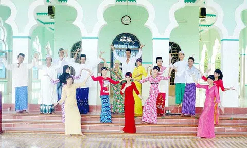 Xóm Chăm bên sông Hậu 