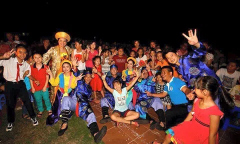 Nhà hát kịch Việt Nam tặng quà trung thu cho con chiến sĩ Trường Sa