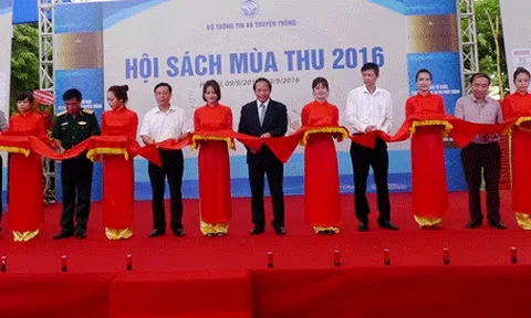 Độc giả trẻ hào hứng đến Hội sách mùa thu