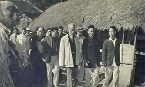 Bác về thăm làng Vĩnh