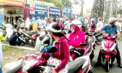 Tái diễn cảnh kẹt xe trước cổng trường 