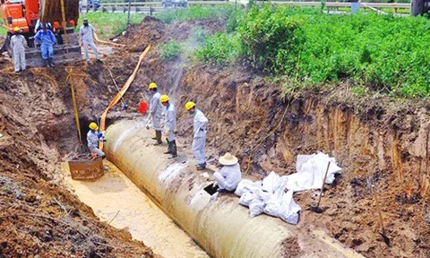 Đường ống nước sông Đà lại vỡ