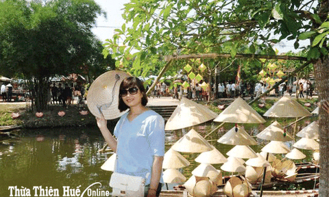 Gắn du lịch với nghề làm nón lá