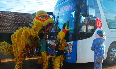 Lân táo tợn ra đường chặn xe đòi lì xì Trung thu 