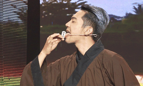 Ớn lạnh sống lưng với màn nuốt lưỡi lam của Mai Quốc Việt