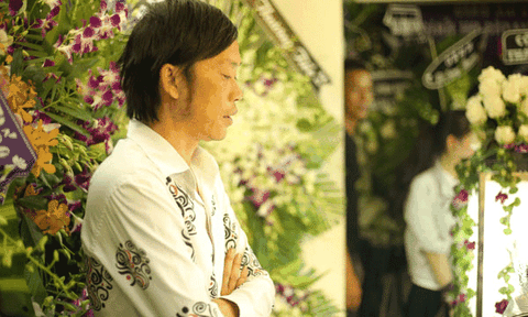  Hoài Linh thẫn thờ đứng bên linh cữu Minh Thuận