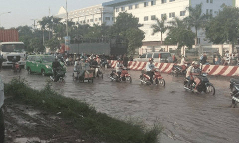 Bình Dương: Đoạn đường mưa xuống biến thành biển nước