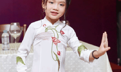 Ca nương nhí Tú Thanh đón nhận kỷ lục Guinness Việt Nam