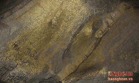 Hang đá 'dát vàng' độc đáo ở xứ Nghệ
