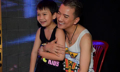 Mr. Đàm cười tít khi con trai nuôi đến xem anh tập liveshow