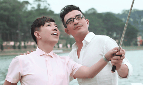  Đã có 4 con, Long Nhật vẫn không ngại tình tứ với trai trẻ