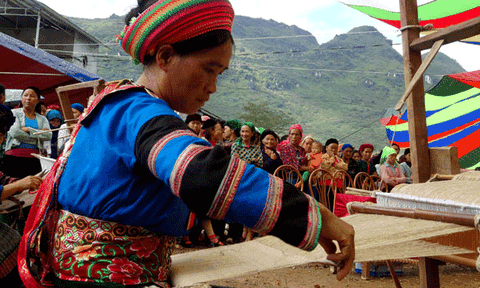 Dệt lanh - nét đẹp trong văn hóa truyền thống dân tộc Mông