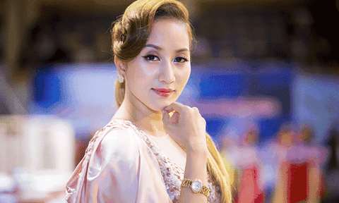 Khánh Thi khoe khéo đồng hồ 500 triệu Phan Hiển tặng