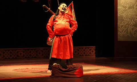  Xuân Hinh tặng hơn 1.000 món quà “độc, lạ” cho khán giả