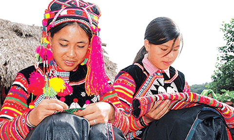 Phụ nữ Hà Nhì và vai trò gìn giữ trang phục truyền thống