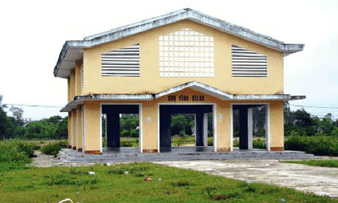 Chợ mới vắng hoe, chợ tự phát tấp nập