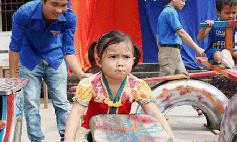 Độc đáo những đồ chơi tự chế dành cho trẻ vùng cao