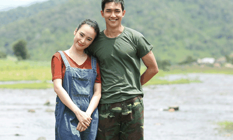  Angela Phương Trinh tình tứ nắm tay Võ Cảnh đi dạo