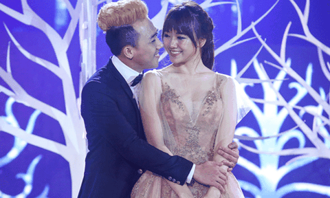 Trấn Thành ngọt ngào ôm Hari Won