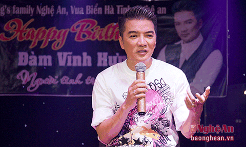 Mr Đàm 'quẩy' tưng bừng đón sinh nhật cùng fan xứ Nghệ
