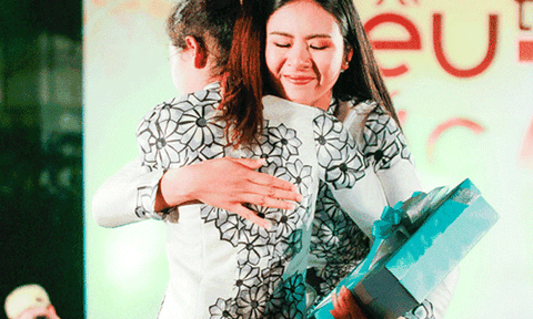  Ngọc Hân bật khóc trước nghị lực của cô gái mắc bệnh hiểm nghèo