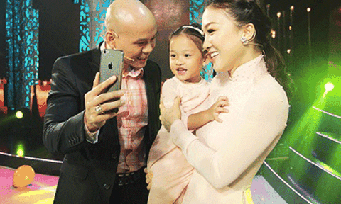 Phan Đình Tùng xuất hiện cùng vợ và con tại Sài Gòn đêm thứ 7 