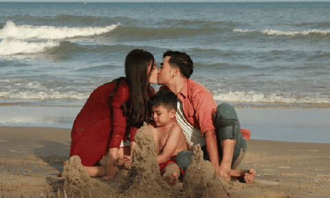 Ngọc Lan - Thanh Bình nắm tay, khóa môi trước biển