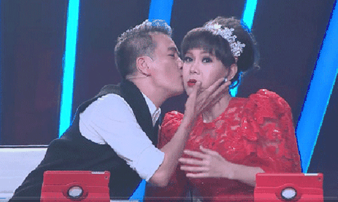 Đàm Vĩnh Hưng “hôn say đắm” Việt Hương trên ghế nóng 