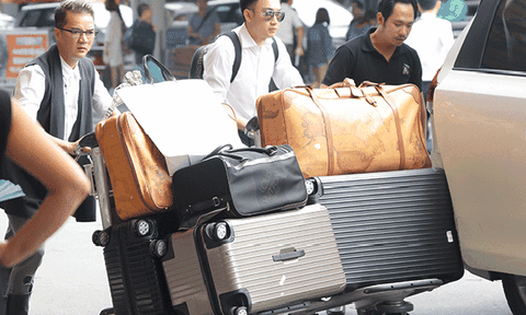Mr. Đàm cau có vì bị kẹt xe, suýt trễ chuyến bay