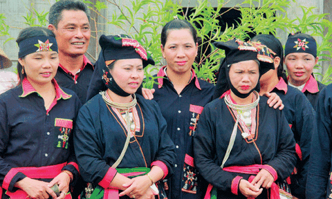 Độc đáo nữ phục người Dao quần chẹt