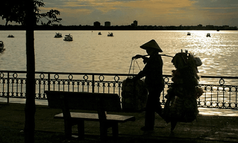 Vẻ đẹp của người phụ nữ Việt Nam cùng chiếc nón lá 