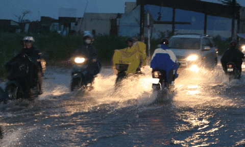 Sống chung với ngập ở TP.HCM: Vì sao cứ mưa là ngập?