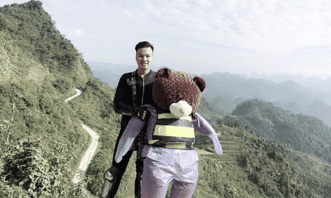 Chàng trai chở gấu bông đi ngắm tam giác mạch gây bão mạng