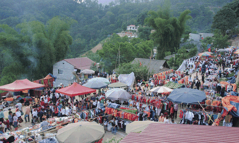 Lên Hà Giang khám phá phiên chợ 'ngoại tình' công khai