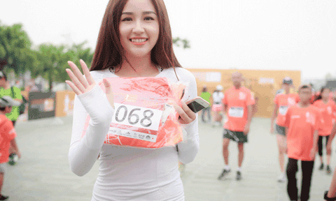  Mai Phương Thúy photoshop để vòng eo thon, mịn