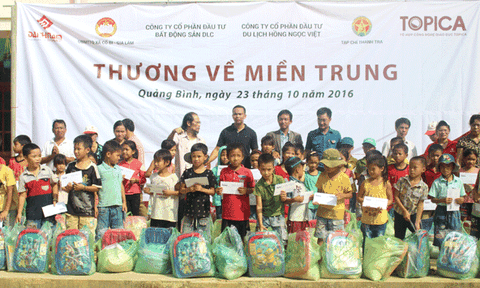 “Thương về miền Trung” trao quà hỗ trợ cho người dân vùng lũ