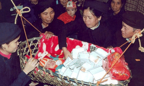 Lễ đầy tháng của người Tày Hà Giang