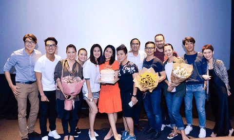 Hà Tăng được bạn bè mừng sinh nhật ở rạp phim