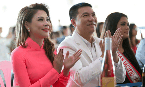  Thanh Thảo mặc áo dài chấm thi Hoa hậu tại Mỹ