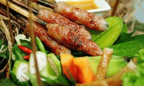Thưởng thức hương vị nem lụi xứ Huế