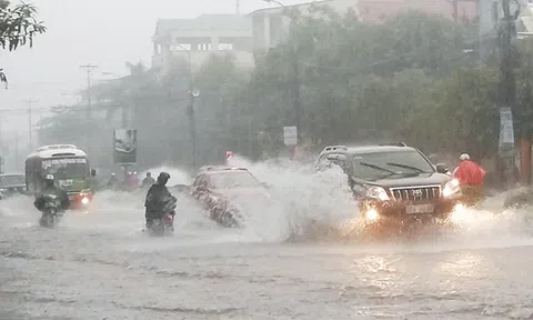 Miền Bắc chuyển lạnh, miền Trung đối mặt với mưa lớn, kéo dài