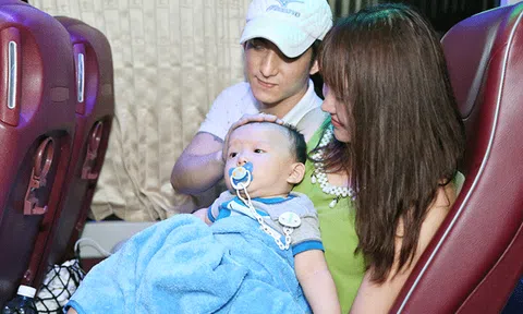  Phi Thanh Vân cùng chồng con lặn lội về miền Trung trao quà