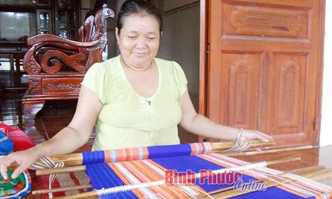 Lưu giữ nghề dệt thổ cẩm ở Thuận Tiến