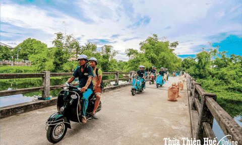 Khám phá Huế bằng vespa cổ