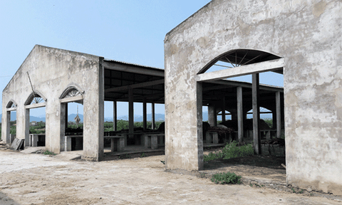 Hoang tàn khu thương mại chục tỷ đồng bỏ không 6 năm nay 