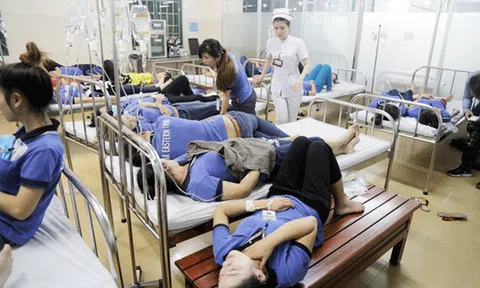  Ăn chiều bị ngộ độc, hàng trăm công nhân nhập viện 