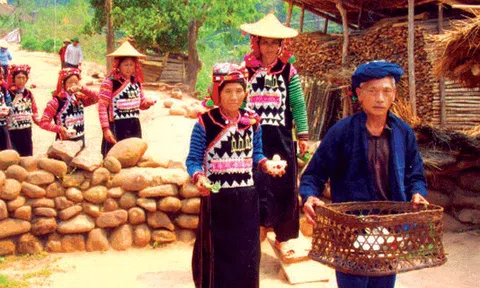 Tục ném trứng trong tang ma người Hà Nhì