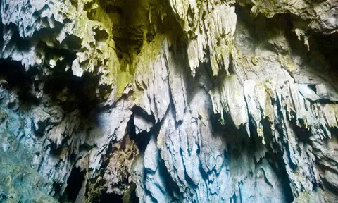 Kỳ thú hang Phượng Hoàng, suối Mỏ Gà